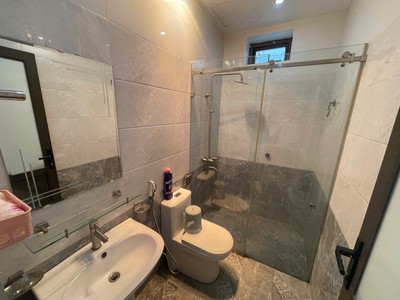 Cho thuê nguyên căn sân cổng phố Văn Cao, DT: 90m2, 4 ngủ khép kín. 1