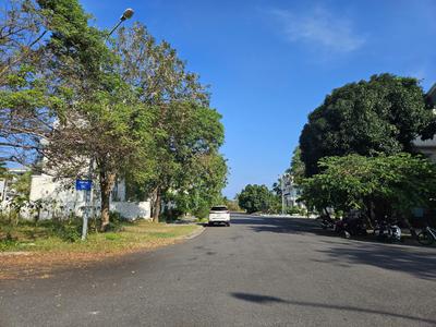 Lô đất góc 2 mặt đường tại khu đô thị biển an viên, nha trang. vị trí gần biển. diện tích đất rộng 1