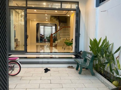 Bán nhà đẹp 3 tầng bê tông cốt thép - đường nhựa 12m - sẵn sổ hồng - full thổ cư. 0