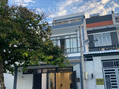 Bán nhà đẹp 3 tầng bê tông cốt thép - đường nhựa 12m - sẵn sổ hồng - full thổ cư. 1