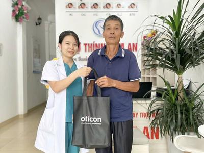 Tôi biết đeo trợ thính sẽ nghe rõ hơn...Nhưng ngại mọi người nhìn thấy 0