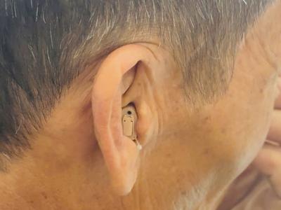 Tôi biết đeo trợ thính sẽ nghe rõ hơn...Nhưng ngại mọi người nhìn thấy 1