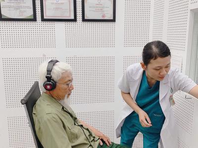 Máy trợ thính - Món quà ý nghĩa cho bác thương binh 2