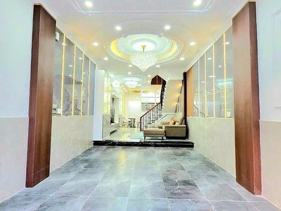 Nhà tân cổ điển, tặng nội thất cao cấp, xe hơi đậu trong nhà 0
