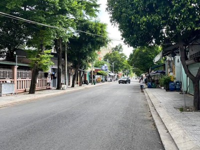 Bán đất Mt 10m, gần xã Bà Điểm, 300m2, SHR, giá 14,8 tỷ 0
