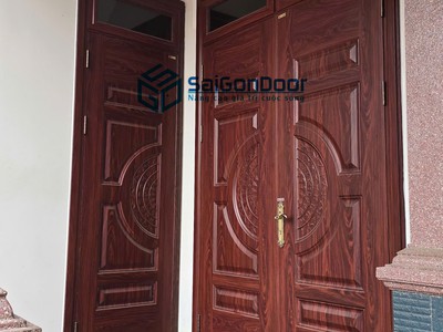 Cửa thép vân gỗ bền chắc từ bên trong, sang trọng từ bên ngoài. 0
