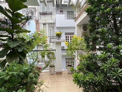 Bán nhà quận phú nhuận - đường nguyễn đình chính - 3 tầng, 78m , 4pn sân thượng trước sau giá 1