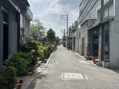 Hàng thơm nhà ql1a gần chợ lk 5-6 hẻm 6m sát mặt tiền 105m2,cấp 4 nhỉnh 4 tỷ 0