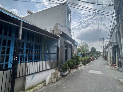 Hàng thơm nhà ql1a gần chợ lk 5-6 hẻm 6m sát mặt tiền 105m2,cấp 4 nhỉnh 4 tỷ 1