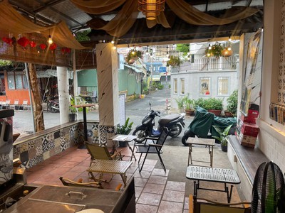 Sang rẻ lắm luôn quán cafe góc 2 mt chỉ : 69 tr , sân rộng , mb thuê chỉ : 6,5 tr / tháng, tel : 3