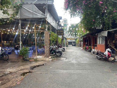 Sang rẻ lắm luôn quán cafe góc 2 mt chỉ : 69 tr , sân rộng , mb thuê chỉ : 6,5 tr / tháng, tel : 4