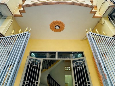 K5887   nhà 2 tầng vuông vức cạnh chợ xóm mới đ. số 2 5.x tỷ 0