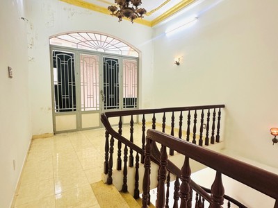 K5887   nhà 2 tầng vuông vức cạnh chợ xóm mới đ. số 2 5.x tỷ 1