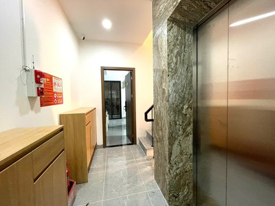 Cho thuê phòng có thang máy gần hvhc, vskk, rộng 30m2 tại Đường Xuân La ngay gần hvhc 4