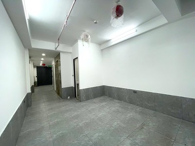 Cho thuê phòng có thang máy gần hvhc, vskk, rộng 30m2 tại Đường Xuân La ngay gần hvhc 5