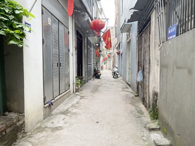 Cần bán 41,1m2 đất thổ cư cách 20m ra mặt phố Đức Giang. Gần chợ và khu đô thị Bình Minh 1
