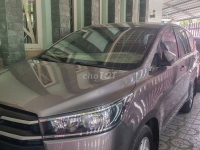 Bán xe Toyota Innova 2.0E màu xám bạc, sản xuất năm 2019, 1