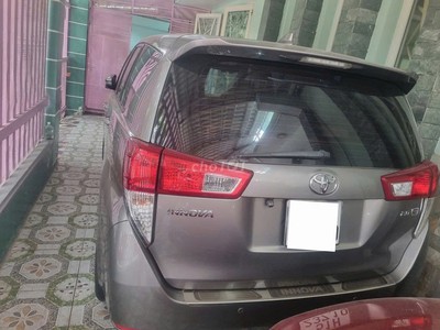 Bán xe Toyota Innova 2.0E màu xám bạc, sản xuất năm 2019, 2