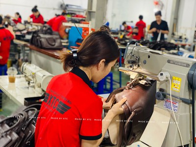 Xưởng cung cấp cặp công sở số lượng lớn cho doanh nghiệp 6