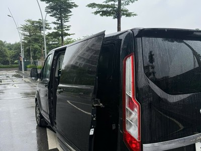 Ford Tourneo 2019   2.0 Máy Xăng   9 Chỗ 2